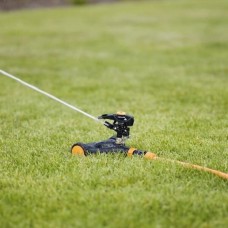 FISKARS. Aspersor pulsator cu roti, spray reglabil..